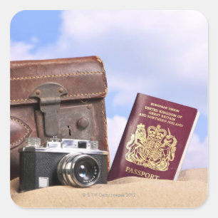 Een oude lederen koffer, retro camera en Paspoort  Vierkante Sticker