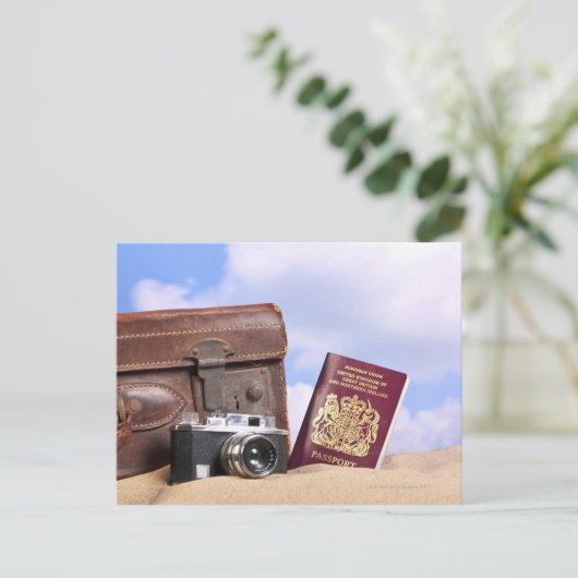 Een oude lederen koffer, retrocamera en briefkaart (Staand voorkant)