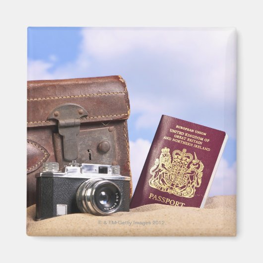 Een oude lederen koffer, retrocamera en magneet (Voorkant)