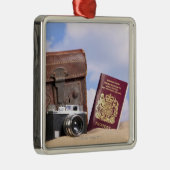 Een oude lederen koffer, retrocamera en metalen ornament (Rechts)