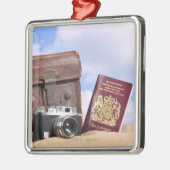 Een oude lederen koffer, retrocamera en metalen ornament (Links)