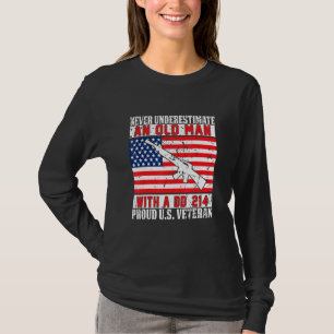 Een oude man met een DD 214 Amerikaanse veteraan T-shirt