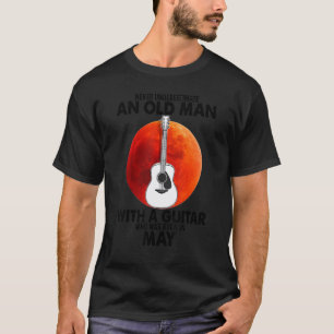 Een oude man met een gitaar die in mei is geboren t-shirt