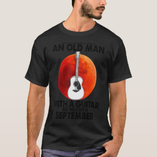 Een oude man met een gitaar die in september werd t-shirt