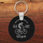 Een oude man nooit onderschatten op een fiets sleutelhanger (Voorkant)