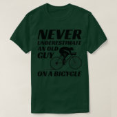 Een oude man nooit onderschatten op een fiets t-shirt (Design voorkant)