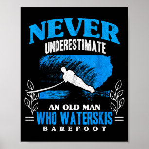 Een oude man waterskiet op blote voeten waterskiën poster