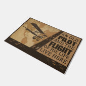 Een oude piloot en de vlucht naar zijn leven deurmat (Schuin)