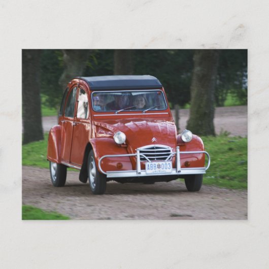 Een oude rode 2CV-wagen met een lachende vrouw Briefkaart (Voorkant)