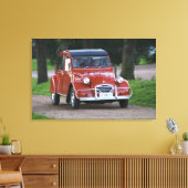 Een oude rode 2CV-wagen met een lachende vrouw Canvas Afdruk (Insitu (Woonkamer))