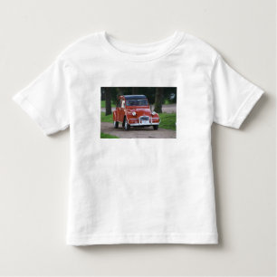 Een oude rode 2CV-wagen met een lachende vrouw Kinder Shirts