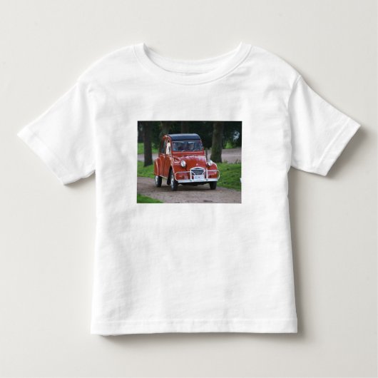 Een oude rode 2CV-wagen met een lachende vrouw Kinder Shirts (Voorkant)