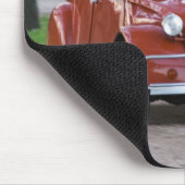 Een oude rode 2CV-wagen met een lachende vrouw Muismat (Hoek)