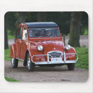 Een oude rode 2CV-wagen met een lachende vrouw Muismat