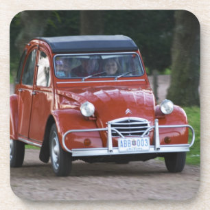 Een oude rode Citroen 2CV auto met een lachende vr Bier Onderzetter