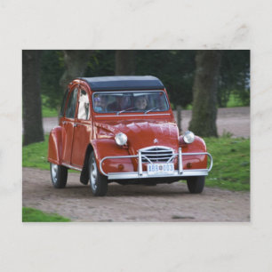 Een oude rode Citroen 2CV auto met een lachende vr Briefkaart