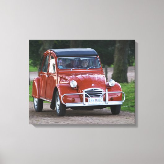 Een oude rode Citroen 2CV auto met een lachende vr Canvas Afdruk (Voorkant)