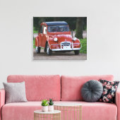 Een oude rode Citroen 2CV auto met een lachende vr Canvas Afdruk (Insitu (Woonkamer))