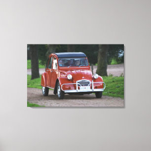 Een oude rode Citroen 2CV auto met een lachende vr Canvas Afdruk