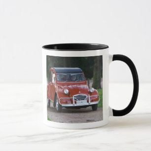 Een oude rode Citroen 2CV auto met een lachende vr Mok