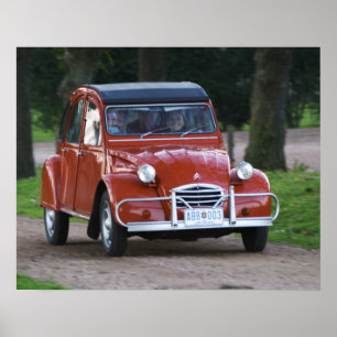 Een oude rode Citroen 2CV auto met een lachende vr Poster