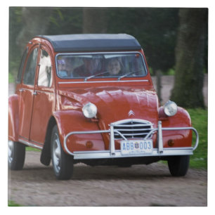 Een oude rode Citroen 2CV auto met een lachende vr Tegeltje