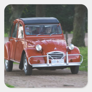 Een oude rode Citroen 2CV auto met een lachende vr Vierkante Sticker