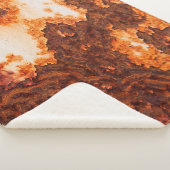 Een oude roestkleurige vlek op het oppervlak sherpa deken (3/4)