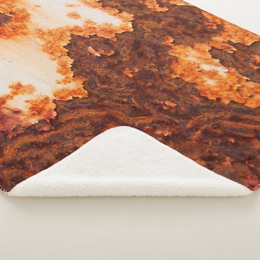 Een oude roestkleurige vlek op het oppervlak sherpa deken (3/4)