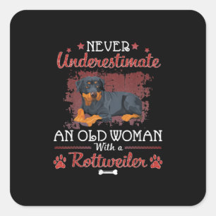 Een oude vrouw met een rottweiler nooit onderschat vierkante sticker