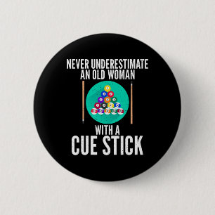 Een oude vrouw nooit onderschatten met een cue-sti ronde button 5,7 cm