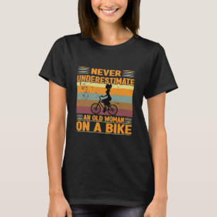 Een oude vrouw nooit onderschatten op een fiets t-shirt