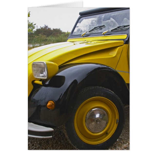 Een oude zwarte en gele Citroen 2CV 2 CV, (Voorkant)