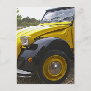 Een oude zwarte en gele Citroen 2CV 2 CV, Briefkaart