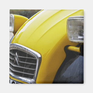 Een oude zwarte en gele Citroen 2CV 2 CV, detail Magneet