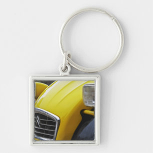 Een oude zwarte en gele Citroen 2CV 2 CV, detail Sleutelhanger