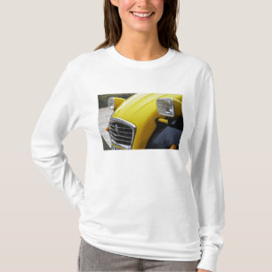 Een oude zwarte en gele Citroen 2CV 2 CV, detail T-shirt