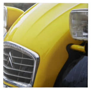 Een oude zwarte en gele Citroen 2CV 2 CV, detail Tegeltje