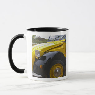 Een oude zwarte en gele Citroen 2CV 2 CV, Mok