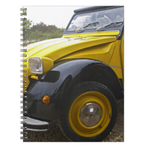 Een oude zwarte en gele Citroen 2CV 2 CV, Notitieboek