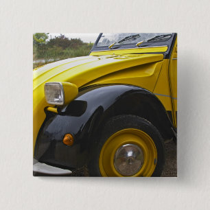 Een oude zwarte en gele Citroen 2CV 2 CV, Vierkante Button 5,1 Cm