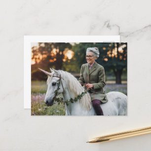 Een oudere vrouw op haar eenhoorn briefkaart