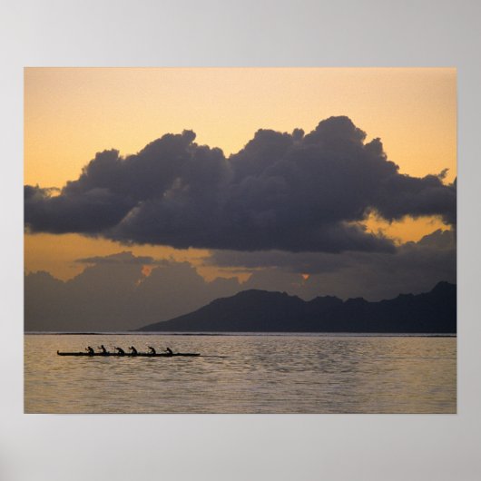 Een outrigger kano-team oefent voor de kust poster (Voorkant)