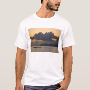 Een outrigger kano-team oefent voor de kust t-shirt
