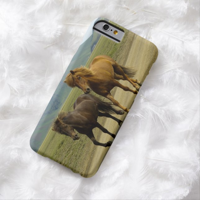 Een paar bruine IJslandse pony's Case-Mate iPhone Case (Voorbeeld)