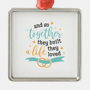 Een paar cadeautjes samen bouwen ze een leven metalen ornament