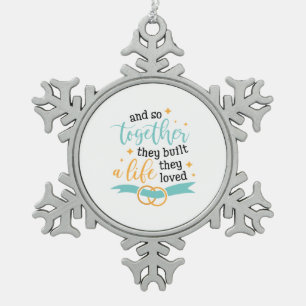 Een paar cadeautjes samen bouwen ze een leven tin sneeuwvlok ornament