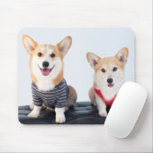 Een paar Corgis op een bank Muismat (Met muis)