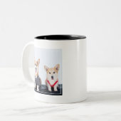 Een paar Corgis op een bank Tweekleurige Koffiemok (Voorkant links)