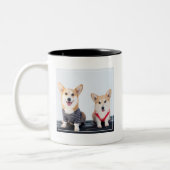 Een paar Corgis op een bank Tweekleurige Koffiemok (Links)